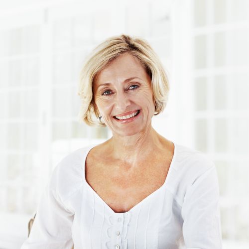 Femme souriante en terrasse
